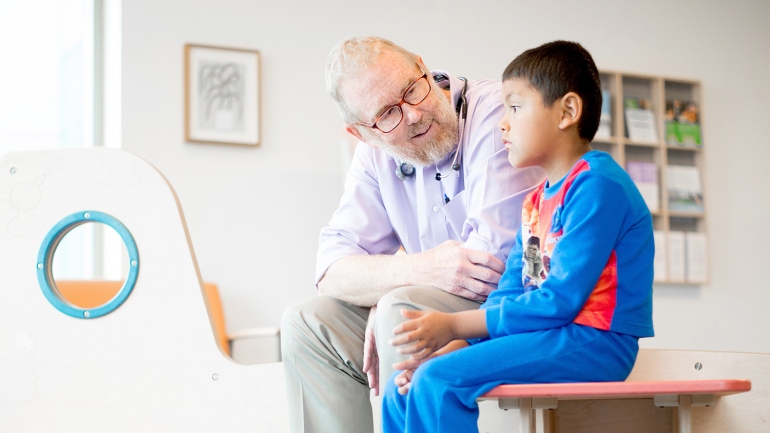 Yom Boyce speaks with 7-year-old patient Lucas Asbury