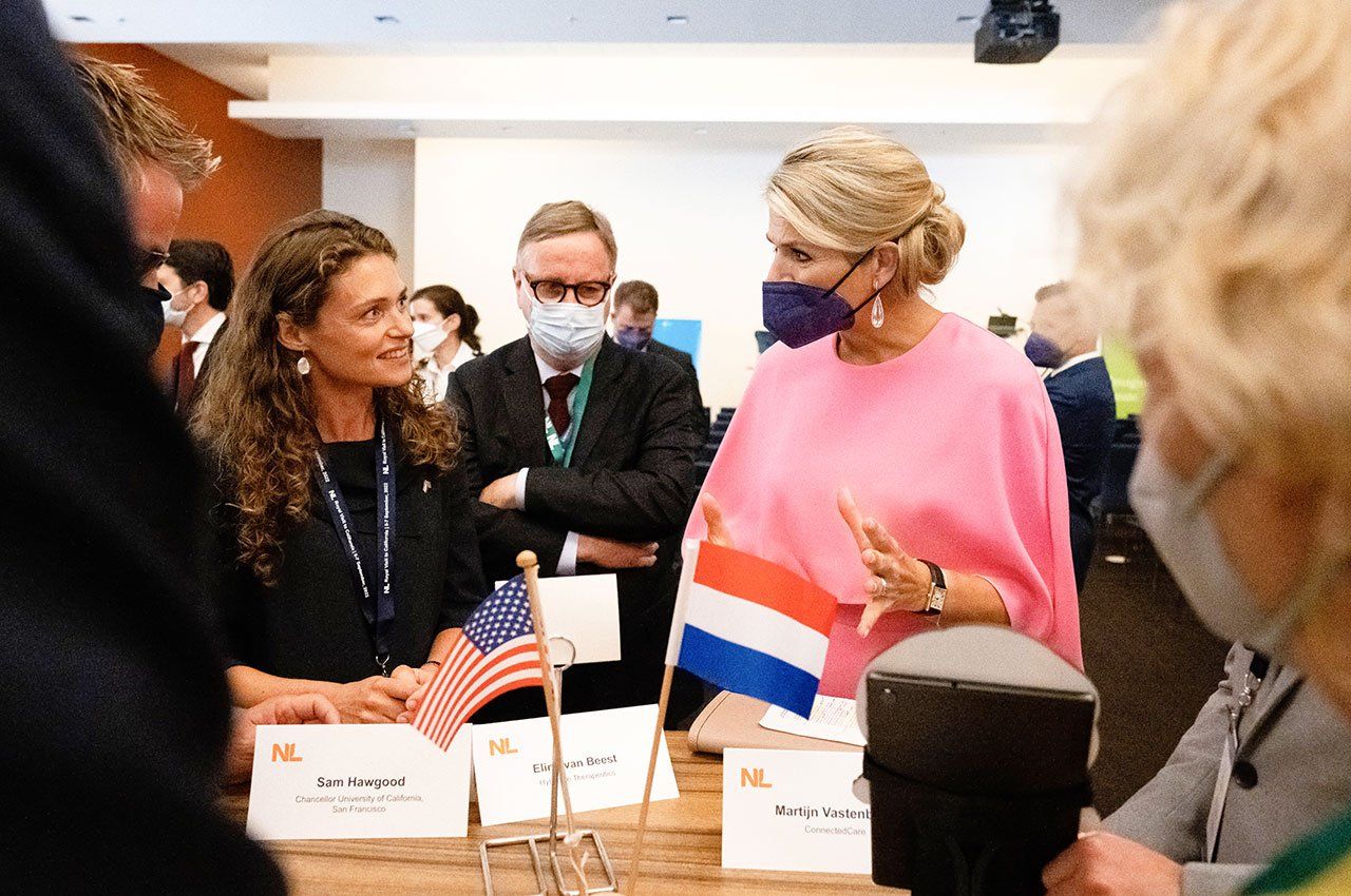 Elina van Beest (left) and Chancellor Sam Hawgood (center) speak with Dutch queen Maxima
