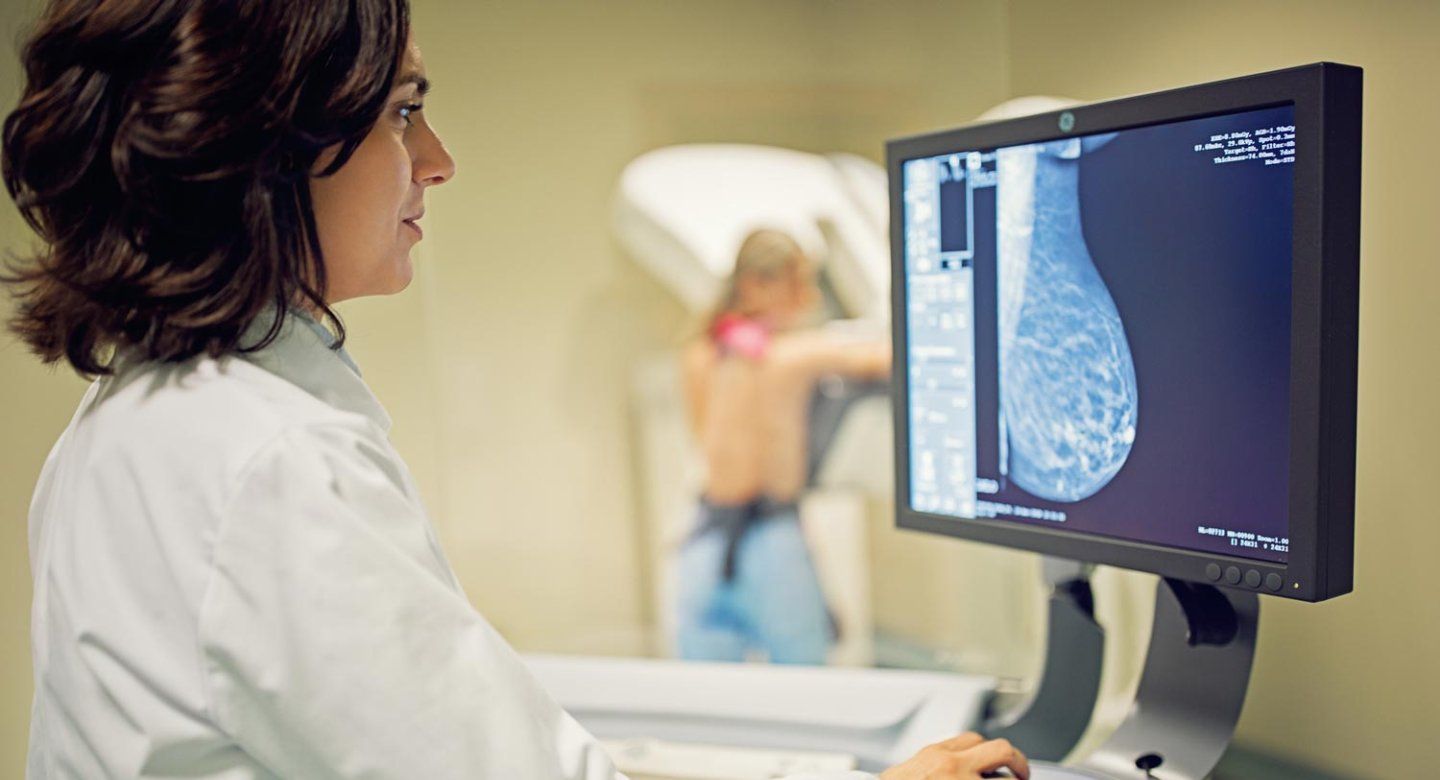 https://www.ucsf.edu/sites/default/files/styles/article_feature_banner__image/public/2023-06/doctor-performing-mammogram-exam.jpg
